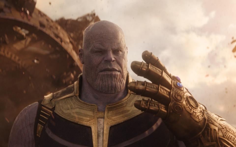 Er ist der große Gegner der Infinity Saga des Marvel Cinematic Universe: Thanos. Abwechselnd gespielt von Damion Poitier und Josh Brolin war er ein mächtiger Titan des gleichnamigen Planeten. Thanos sammelte die Infinity-Steine, um den Infinity Gauntlet zu vervollständigen. Der Titan wollte die Hälfte aller Lebewesen des Universiums auslöschen, weil er der Meinung war, dass sich die Zivilisationen mit der Zeit selbst zerstören würden. (Bild: Marvel Studios 2018)
