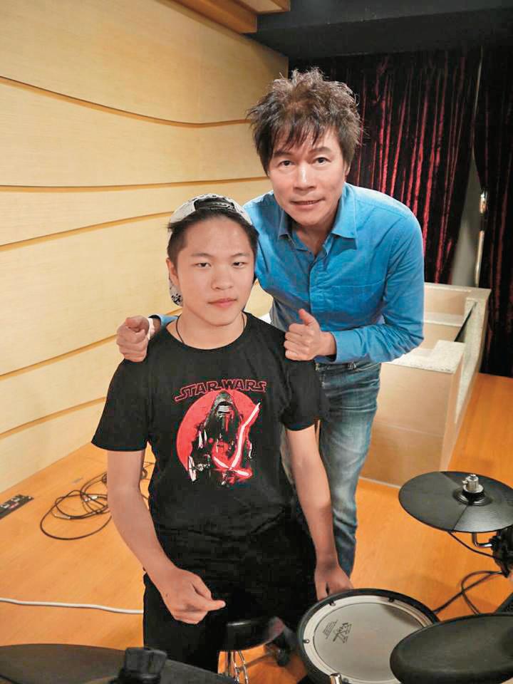 洪榮宏大兒子洪亮（左），遺傳了老爸的音樂基因，申請到美國波士頓伯克利音樂學院。（翻攝自洪榮宏臉書）