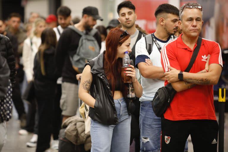 Vuelos cancelados y pasajeros varados en el aeroparque Jorge Newbery