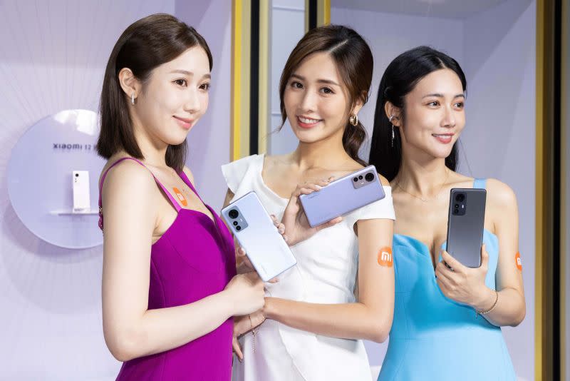 ▲Xiaomi 12 Series提供一系列優惠旗艦機皇Xiaomi 12 Pro直降5,500元；小螢幕真旗艦Xiaomi 12更是一口氣直降8,500元，領券最低只要14,999元。(圖／官方提供)