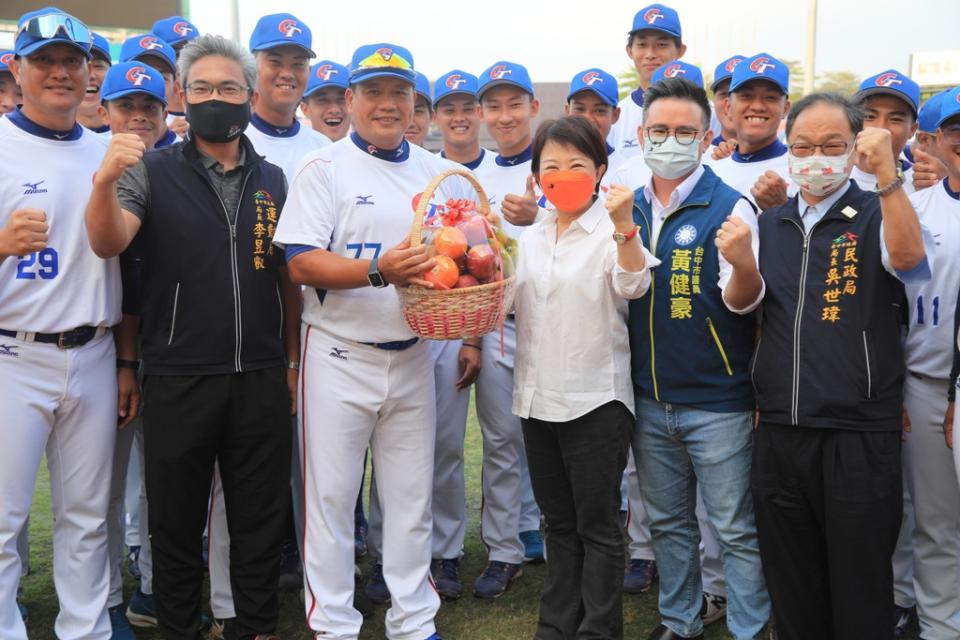 《圖說》市長盧秀燕致贈水果禮籃預祝U23國家隊選手勇奪佳績。