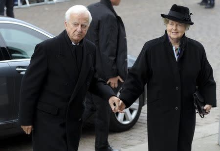Germany's former President Richard von Weizsaecker and his wife Marianne arrive for the funeral service for Hannelore 'Loki' Schmidt, the wife of former German Chancellor Helmut Schmidt, in the Hauptkirche Sankt Michaelis (Church of St. Michael) in the northern city of Hamburg in this November 1, 2010 file photo. REUTERS/Maurizio Gambarini/Pool