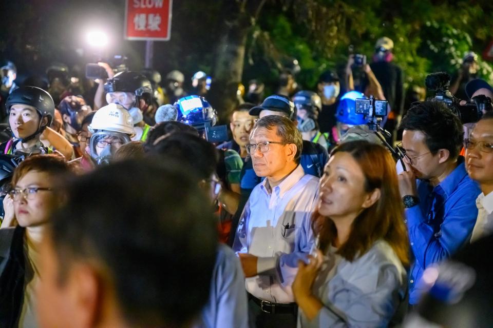 2019年11月反修例示威在中大爆發，段崇智到現場斡旋。(Photo by Kwan Wong/NurPhoto via Getty Images)
