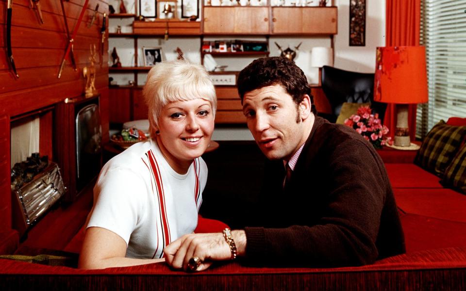 Da konnte man's wohl aushalten: Linda Trenchard und Tom Jones in ihrem wunderschönen Sixties-Wohnzimmer, 1967. (Bild: Popperfoto/Getty Images)