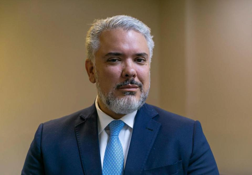 El expresidente colombiano Iván Duque es fotografiado dentro de una sala de conferencias en el InterContinental Miami el martes 25 de octubre de 2022 en el centro de Miami, Florida.