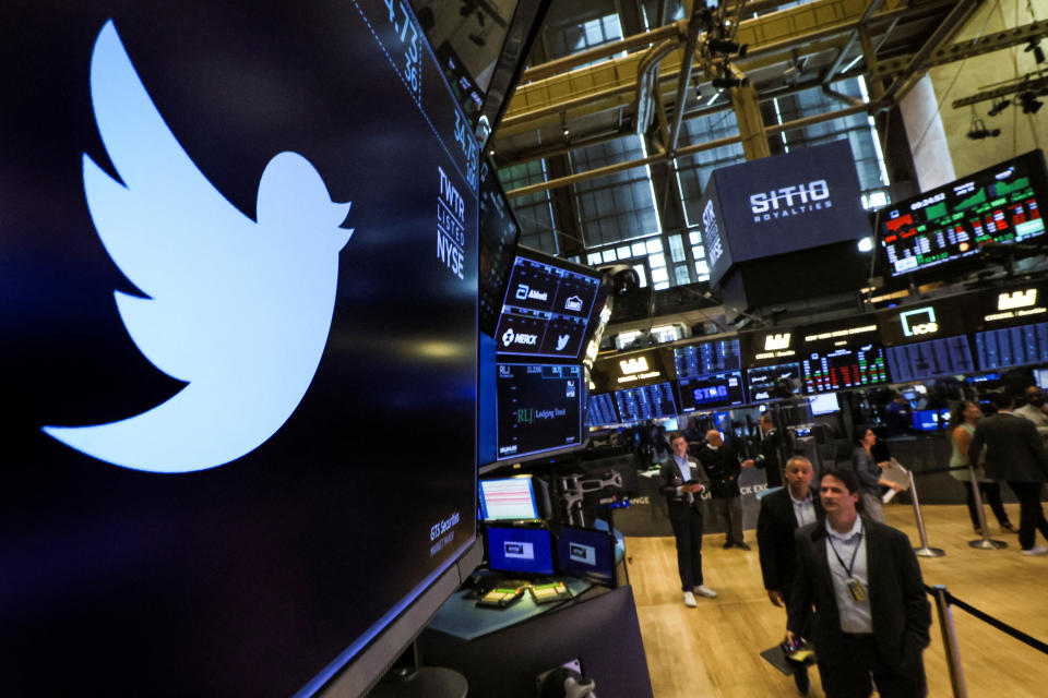 Логотип и торговый символ Twitter отображаются на экране в зале Нью-Йоркской фондовой биржи (NYSE) в Нью-Йорке, США, 11 июля 2022 г. REUTERS/Brendan McDermid