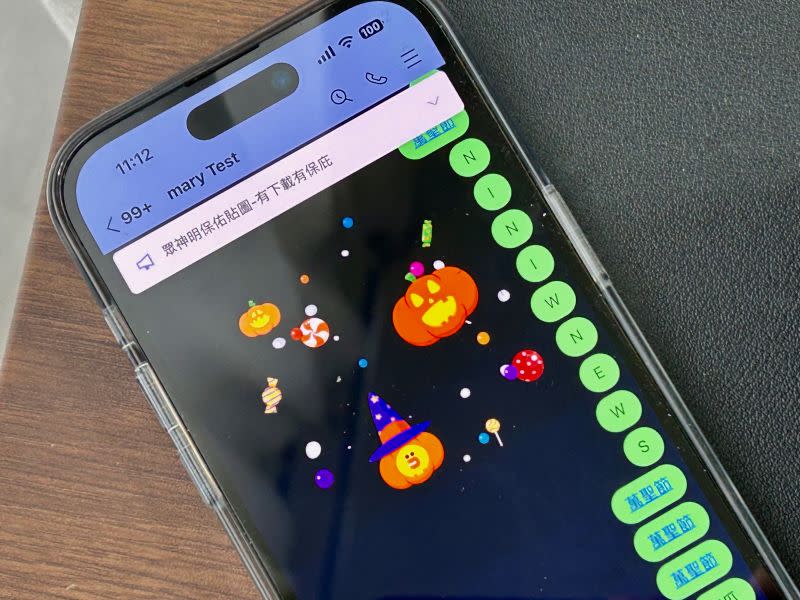 ▲LINE萬聖節特效登場，只要輸入「萬聖節」、「搗蛋」、「糖」，聊天室就會出現可愛的特效畫面。(圖／記者周淑萍攝)