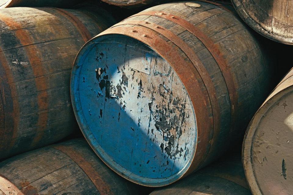 如果在魁列奇酒廠看到橡木桶，往往是裝飾品，因為其主要的存酒窖藏都送往格拉斯哥，小鎮當地沒有酒窖。