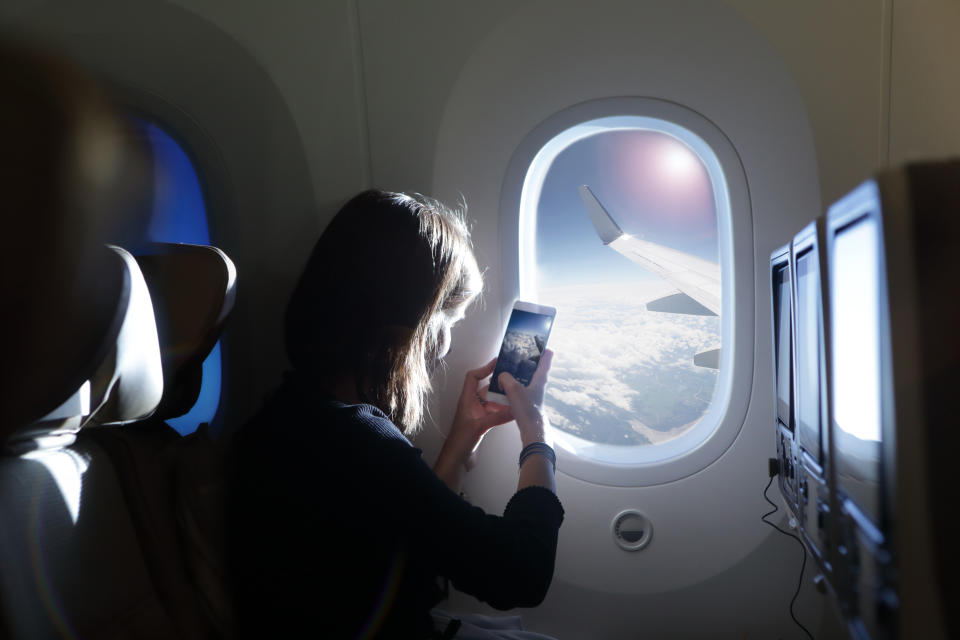 Der Blick aus dem Flugzeug verliert nicht an Zauber – vorausgesetzt man hat überhaupt ein Fenster. (Bild: Getty Images)