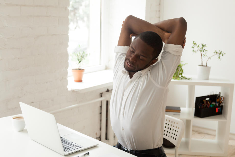 Cuando haces teletrabajo sueles pasarte toda la jornada sentado frente a la pantalla del ordenador, por lo que es recomendable que cada pocos minutos te muevas, estires o tomes un poco de aire intentando desconectar. (Foto: Getty Images).