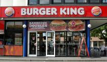 <p>Ganze 17,5 Prozent der Deutschen kehren mindestens einmal im Monat bei Burger King ein. Das verschafft der Fast-Food-Franchise-Kette den zweiten Platz. (Foto: gettyimages) </p>