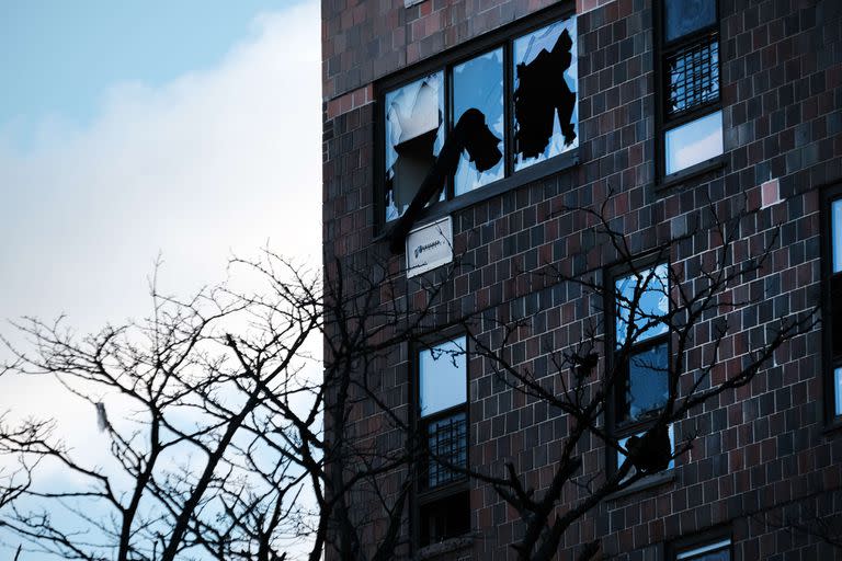 Ventanas rotas en el edificio de apartamentos del Bronx un día después de que un incendio arrasara el complejo matando al menos a 19 personas e hiriendo a decenas más, muchas de ellas de gravedad el 10 de enero de 2022, en Nueva York