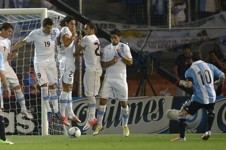 Salta la barrera de Uruguay, en Córdoba, y Messi define por abajo para sorpresa de todos; desde entonces, nació la "vivorita", el jugador tendido por detrás  