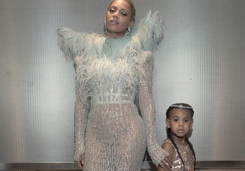 Quelques heures après sa naissance, Jay Z sortait un titre où on entendant le nouveau-né pleurer. Blue Ivy, divin enfant de Beyoncé et de son rappeur de mari, est une star parmi les enfants de stars. Elle a même foulé le tapis rouge des MTV VMAs, en août 2016, au bras de sa mère. Découvrez la vie d’une enfant de 9 ans qui n’a pas choisi la célébrité.