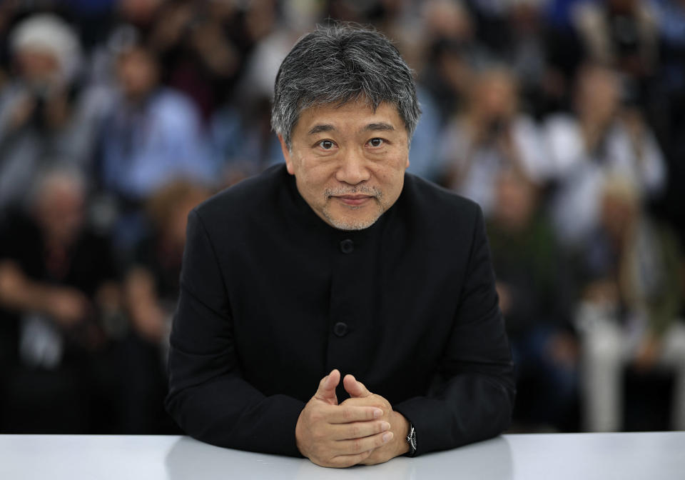 Le réalisateur japonais Hirokazu Kore-eda pose lors d’un photocall pour le film « Monster » lors de la 76e édition du Festival de Cannes, le 18 mai 2023.