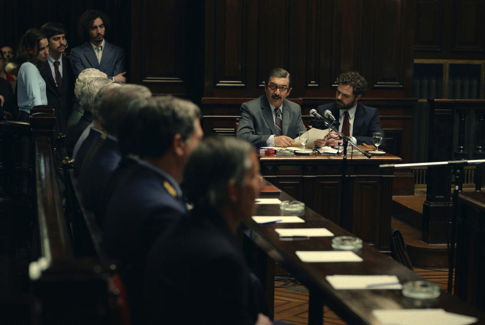 En esta imagen proporcionada por Amazon Ricardo Darín, al fondo al centro, y Peter Lanzani en una escena de "Argentina, 1985". (Amazon Studios vía AP)