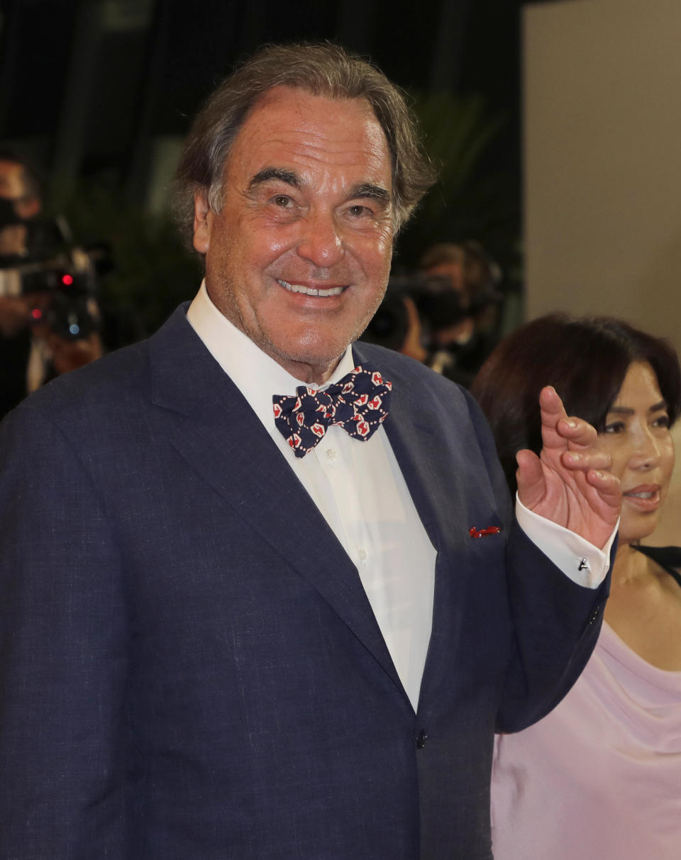 Oliver Stone llega al estreno de la película de Sean Penn "Flag Day" en el Festival de Cine de Cannes, en el sur de Francia, el sábado 10 de julio de 2021. (Foto por Vianney Le Caer/Invision/AP)