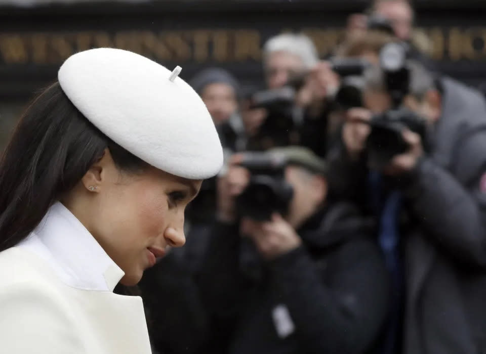 Sowohl Meghan Markle als auch Prinz Harry ziehen die Aufmerksamkeit der Fotografen auf sich. (Getty Images)