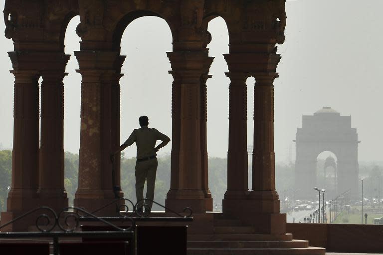 A policeman stands in the shade at the Indian Defence Ministry in New Delhi on May 26, 2015