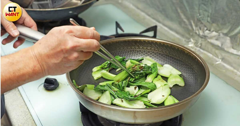 年菜組合較缺乏蔬菜料理，建議可自行炒盤青菜，而且先吃青菜、再吃其他菜餚，就能降低熱量的攝取。（圖／CTWANT資料照）