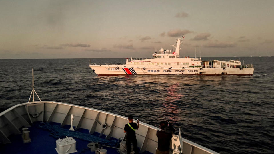 中國海警船2024年3月5日，在海上阻擋菲律賓海岸巡防隊船隻。路透社