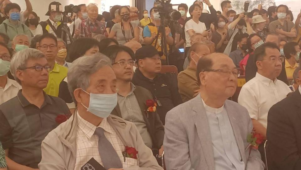 左前台藝大校長黃光男；右前文化部長洪孟啟。（國父紀念館中山國家畫廊提供）