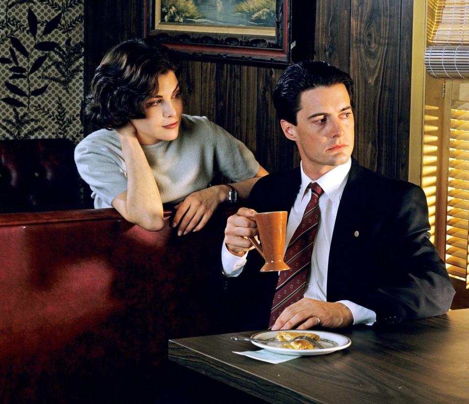 Sherilyn Fenn and Kyle MacLachlan - Alamy