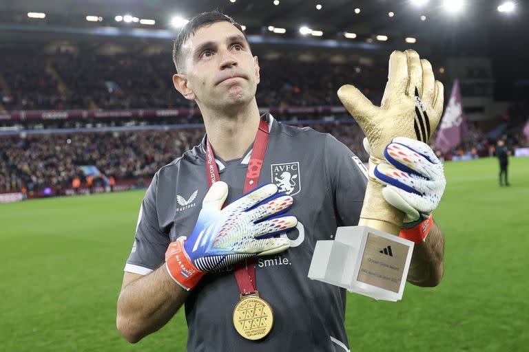 Emiliano Martínez agradece el homenaje a los hinchas del Aston Villa, con el premio conseguido en Qatar