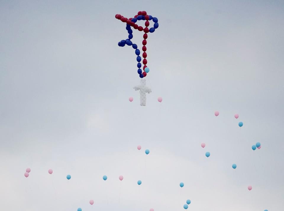 Balloons are released during a funeral service for members of the Holcombe family in Texas on&nbsp;Nov. 15. (Photo: Darren Abate / Reuters)