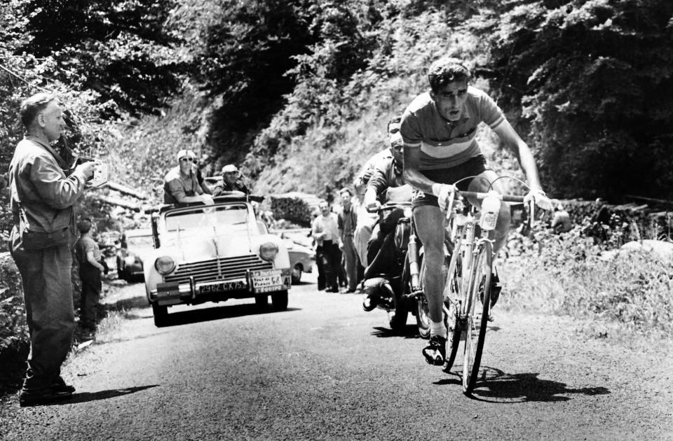 Federico Bahamontes en plein ascension d’un col lors de la 15e étape du Tour de France 1958 , entre Luchon et Toulouse.