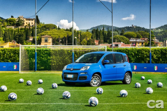 Fiat Panda榮獲義大利冠軍，圖為Pandazzurri國家足球隊特仕車，可惜義大利在附加賽慘遭淘汰，無緣2018俄羅斯世界盃... 這陣子義大利車不能買?!!