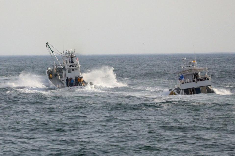 北海道觀光船「KAZU 1」23日沉船，其他日本漁船於鄂霍次克海上協助搜救目前仍失蹤的旅客。（法新社）