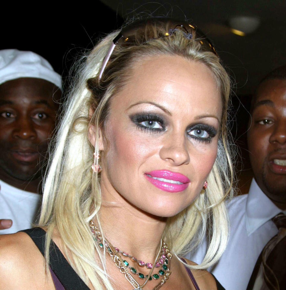 <p>Pamela Anderson, por último, protagonizó en 2004 este surrealista maquillaje con cejas ultrafinas como telón de fondo. (Foto: Gtres). </p>