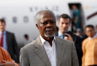 Former U.N. Secretary-General Kofi Annan arrives as he visits in his capacity as Myanmar government-appointed Chairman of the Advisory Commission on Rakhine State, at Sittwe airport, Rakhine state, Myanmar December 2, 2016. REUTERS/Soe Zeya Tun