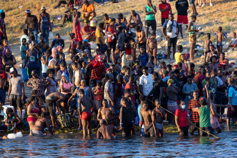 Migrantes mayoritariamente haitianos, junto al río Grande