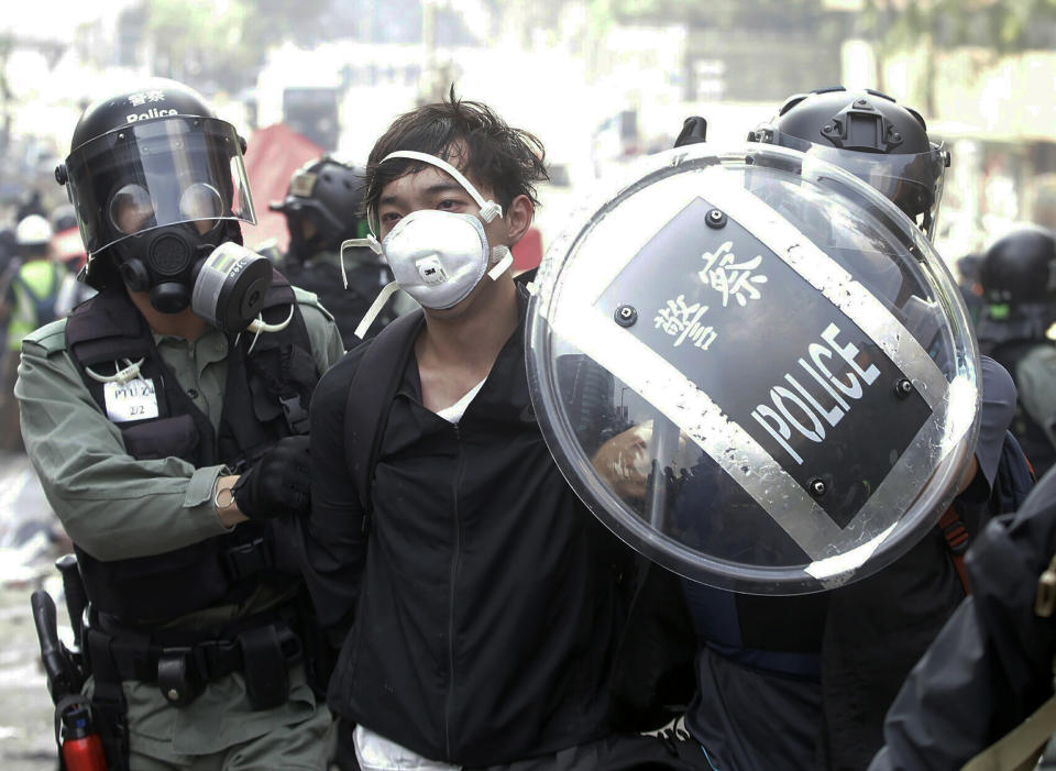 Policías detienen a un manifestante cerca de la Universidad Politécnica de Hong Kong, en Hong Kong, el lunes 18 de noviembre de 2019. (AP Foto/Achmad Ibrahim)