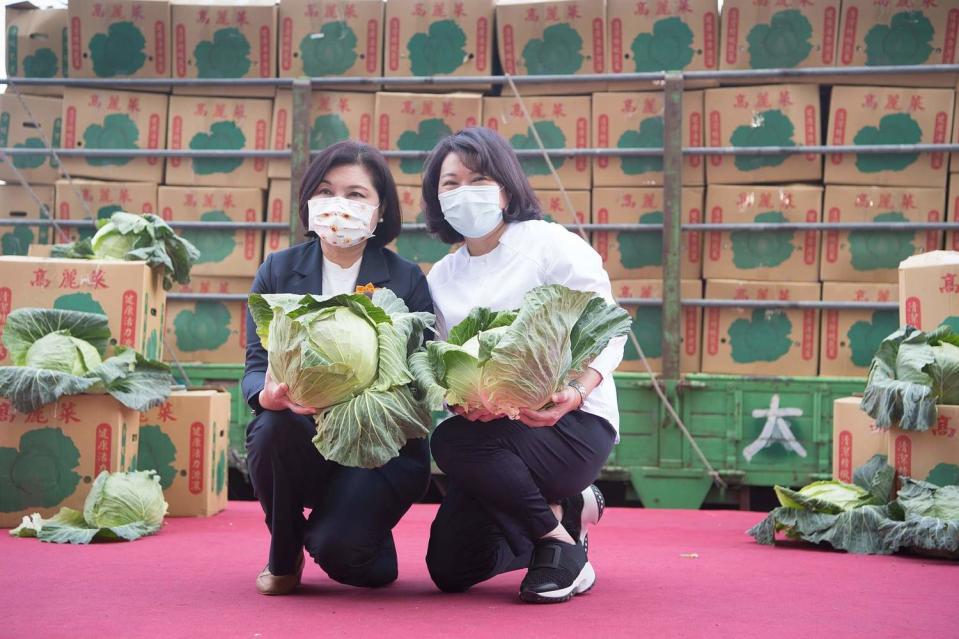 嘉義市政府購買雲林縣高麗菜1000箱，紓解農民困境。圖為嘉義市長黃敏惠與雲林縣長張麗善合影。   圖：嘉義市政府/提供