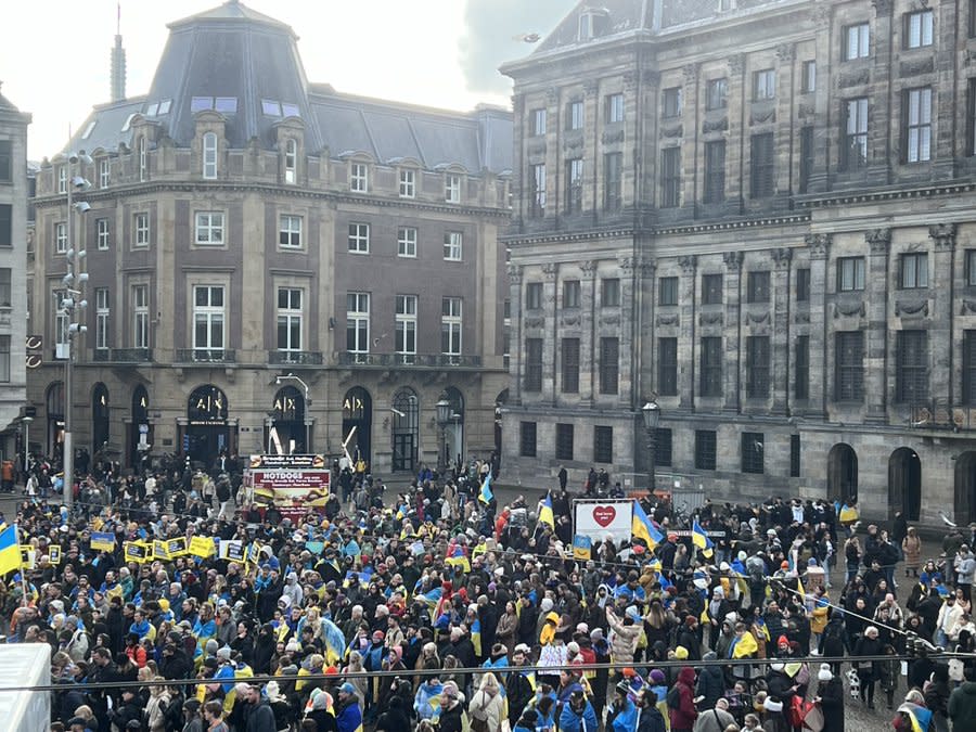 荷蘭宣布不再收容從烏克蘭出逃的第三國難民，被迫離開的學生和打工者先前聚集在阿姆斯特丹街頭抗議。   圖：翻攝「X」@pootinslayer