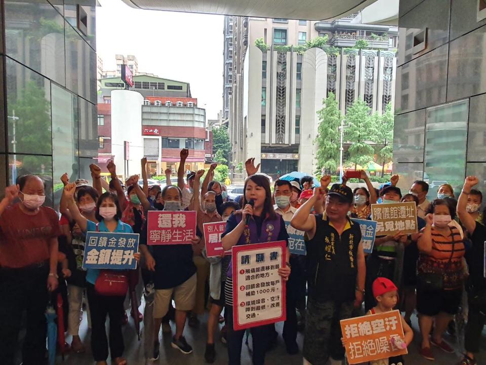 新北市議員劉美芳與板橋民眾赴新北市政府陳情。   圖：劉美芳提供