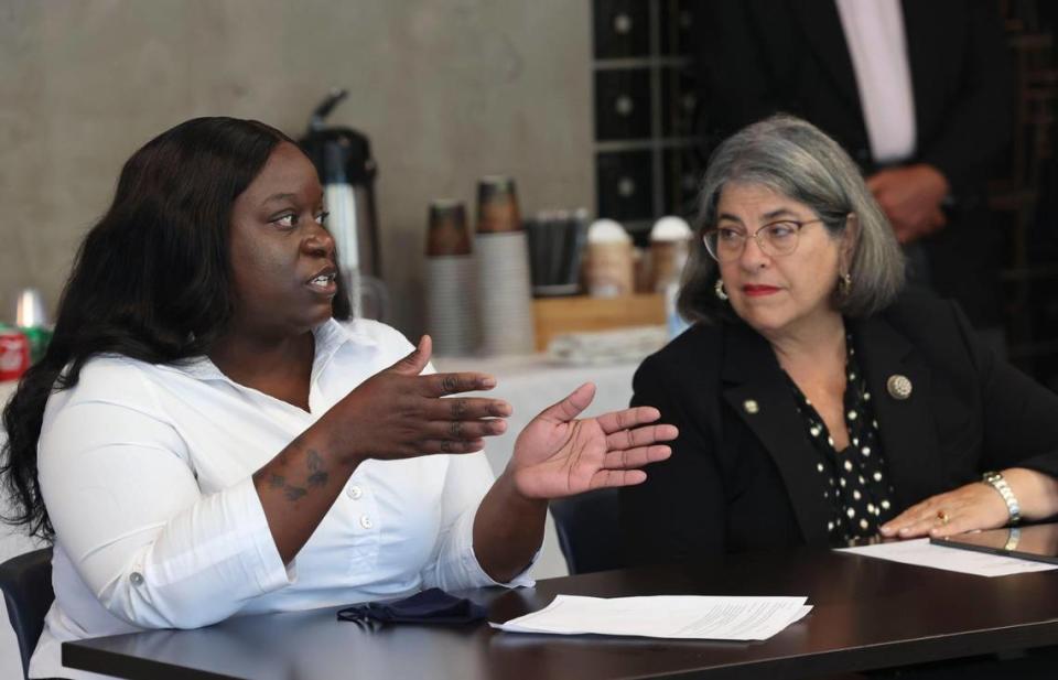 Shantay Davis, a la izquierda, habla con la alcaldesa Daniella Levine Cava y otras madres durante una mesa redonda en el Center for Excellence in Early Education de United Way, el martes 12 de julio de 2022, en Miami.