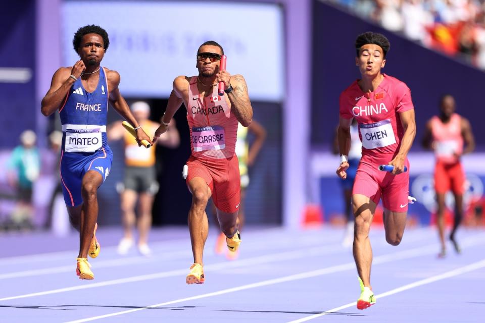 The Chinese team (right) advanced to the 4×100m relay final as the first in the group. (Photo: Getty Images)