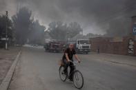 Un hombre monta una bicicleta por una calle en el mercado después de los bombardeos, mientras continúa el ataque de Rusia contra Ucrania, en Sloviansk, región de Donetsk, Ucrania