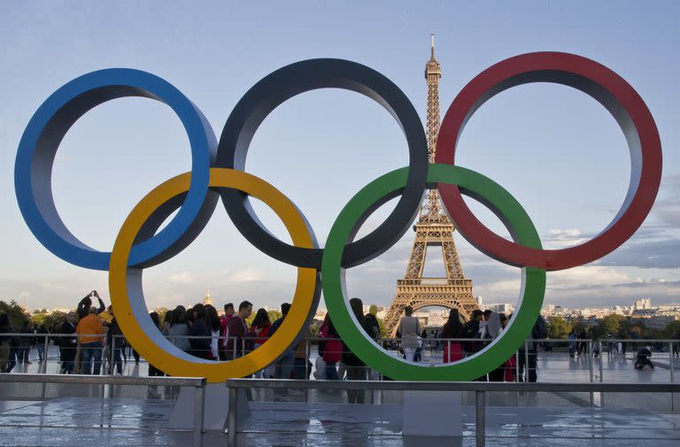 Los anillos olímpicos en las inmediaciones de la plaza de Trocadero y de la Torre Eiffel en París, la ciudad que organizará los Juegos Olímpicos en 2024