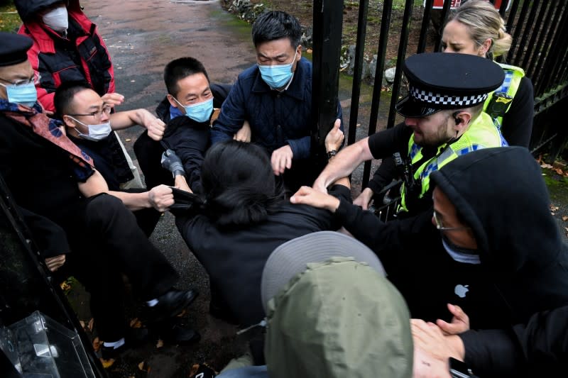 2022年10月16日，中國駐英國曼徹斯特總領事館人員，暴力毆打館外抗議人士（AP）