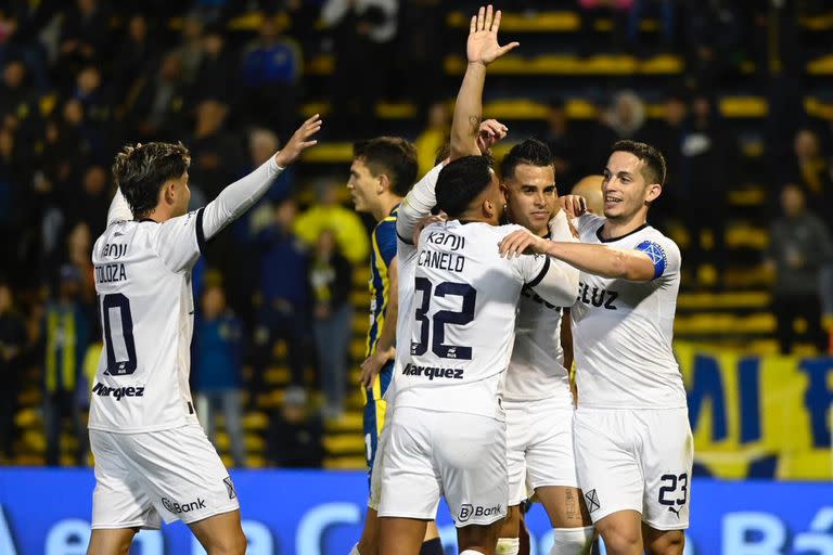 Escena del partido que disputan Rosario Central e Independiente por la Copa de la Liga.
