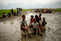 <p>Flüchtlinge aus Myanmar ziehen nach Bangladesch. Angehörige der Minderheit der Rohingya suchen zu zehntausenden Schutz in Flüchtlingscamps, die aber ihre Kapazitäten bereits überschritten haben. Ende August begann die Gewalt gegen die Rohingya in Myanmar. 73.000 haben seitdem bereits die Grenze zu Bangladesch überquert. (Bild: Reuters) </p>