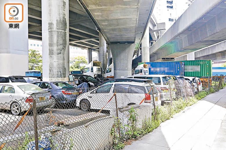 在荔景的收費停車場停泊了一定比例的私家車。（李志湧攝）