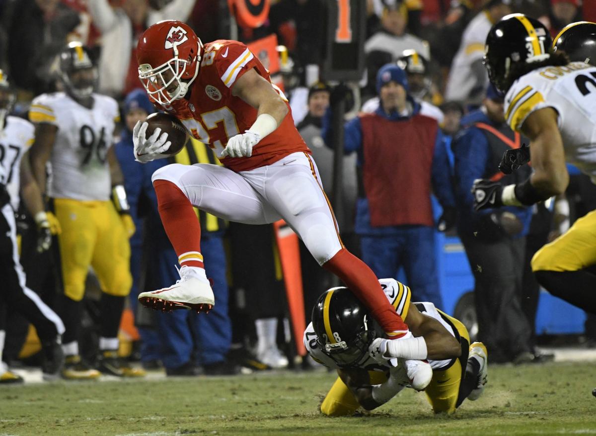 Chiefs' Travis Kelce rips referee for flagging Eric Fisher for 2-point