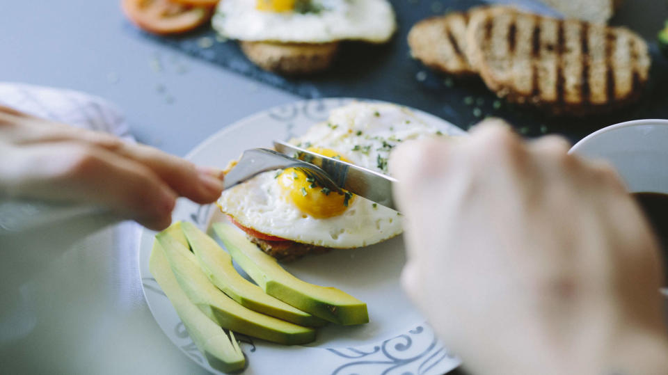 ¿Huevos para desayunar?Sí, a la plancha con aguacate, pan, café y tomate natural. ¡Perfecto! (Foto: Getty)