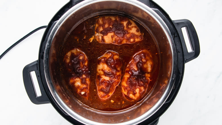 Barbecue chicken breasts in slow cooker